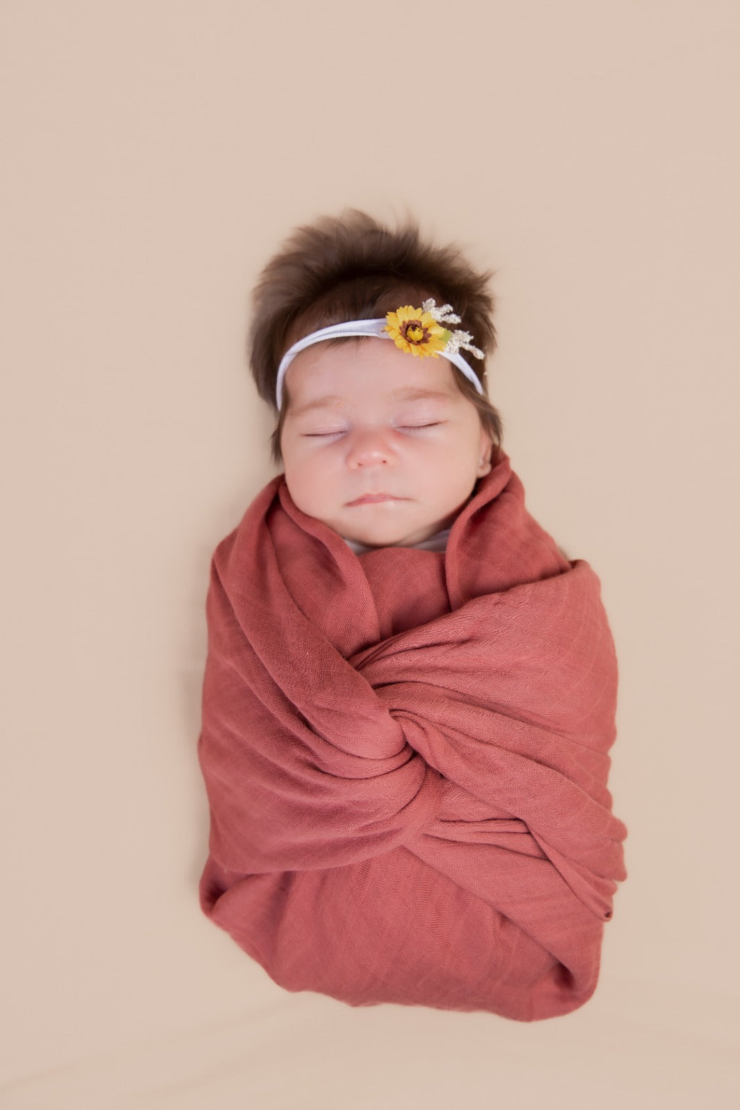 how to swaddle a baby with a blanket?